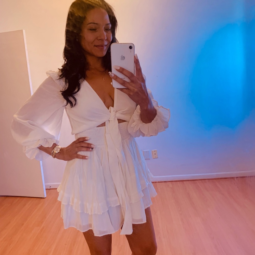 Beautiful white dress. Stretchy. Size small